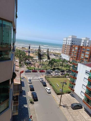 una vista aerea di una città con parcheggio e spiaggia di Capão da Canoa - Centro - 100m da praia a Capão da Canoa
