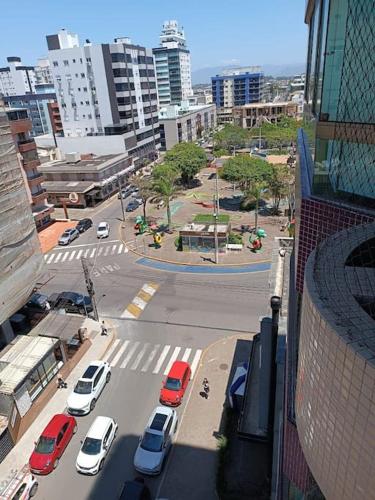 una vista aerea di una città con auto parcheggiate in strada di Capão da Canoa - Centro - 100m da praia a Capão da Canoa