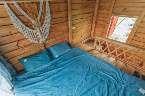 a room with a bed in a log cabin at Stella Mộc Châu homestay in Mộc Châu