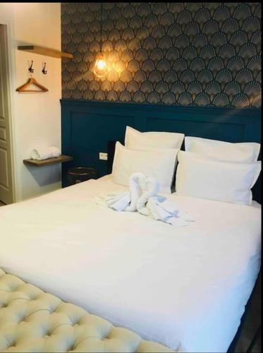 - un lit blanc avec une serviette dans l'établissement Superbe appartement cosy aéroport Orly & Ligne 14 Paris avec terrasse, à Athis-Mons