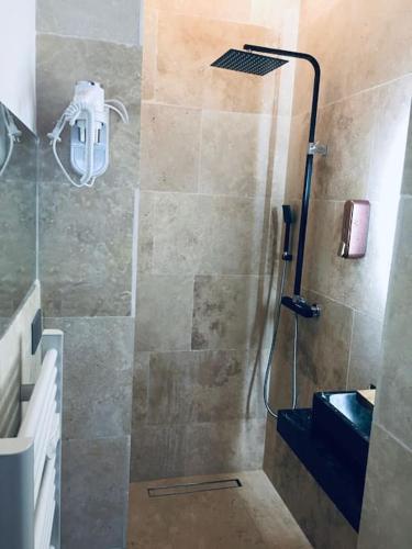 une douche avec une porte vitrée dans une salle de bain dans l'établissement Superbe appartement cosy aéroport Orly & Ligne 14 Paris avec terrasse, à Athis-Mons