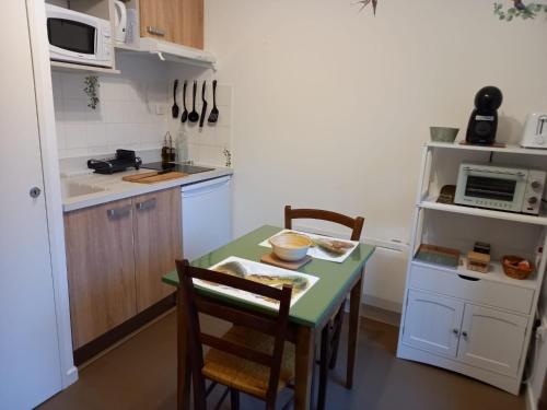 Køkken eller tekøkken på Petit nid douillet , T1 avec cuisine indépendante, au calme, proche centre ville