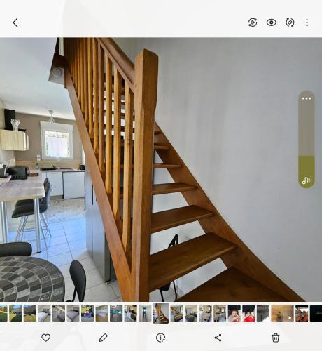 - un escalier en bois dans un salon avec une cuisine dans l'établissement Les 6 chemins, à Saint-Nazaire