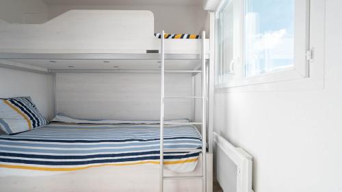 - un lit superposé avec une échelle dans une chambre dans l'établissement La Dune 56 - VILLA 3P6, à Valras-Plage