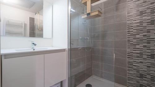 une salle de bain avec douche et lavabo dans l'établissement La Dune 56 - VILLA 3P6, à Valras-Plage