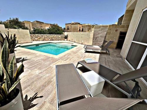 Bazén v ubytování Thistle Lodge Peaceful Gozo Retreat with Pool Ambience nebo v jeho okolí
