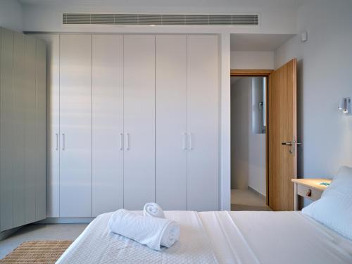 Postel nebo postele na pokoji v ubytování Carla villa with panoramic sea views in Paros