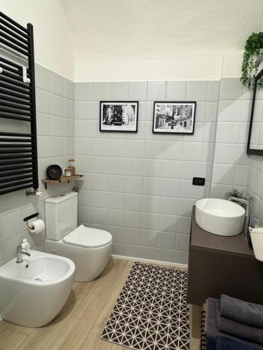A bathroom at Grigio Perla