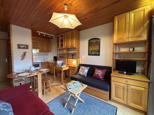 un salon avec un canapé et une table dans l'établissement Méribel: Charmant 2P, 4 Pers, proche commerces et pistes - FR-1-180-80, à Méribel