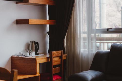 a room with a desk and a window at Hacienda del Valle Sagrado in Urubamba