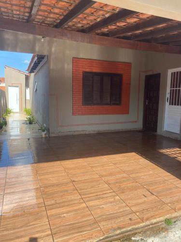 a room with a tile floor and a wall at Encontro dos passaros in Sarapuí