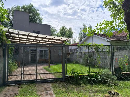 a gate in a yard with a fence at Depto Arenales in Barrio Esteban Echeverría