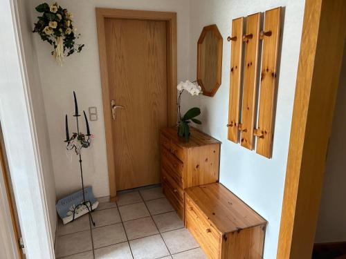 a hallway with a wooden cabinet and a door at Ferienwohnung Winzenburg Natur nah und ruhig gelegene Ferienwohnung nah am Steinhuder Meer und Dinopark Münchehagen in Rehburg-Loccum