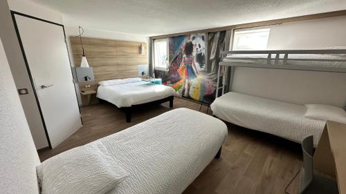 Postel nebo postele na pokoji v ubytování ibis styles Brive Ouest