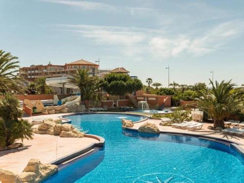 - une piscine d'eau bleue dans un complexe dans l'établissement Mobil-home 6 personnes, Clim, Camping Mar Estang, à Canet