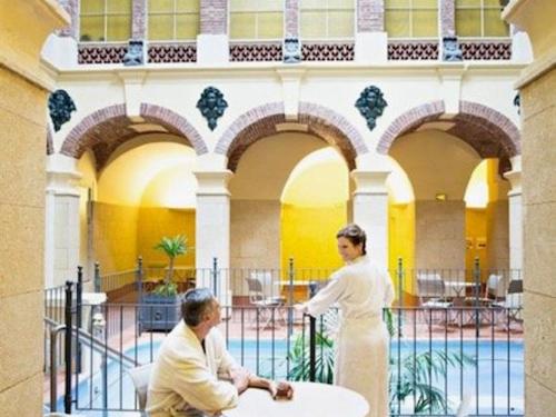 deux femmes debout à côté d'un homme assis à une table dans l'établissement F2 4 Pers, Clim, WiFi, Terrasse, Garage - Amélie-les-Bains - FR-1-703-46, à Amélie-les-Bains-Palalda