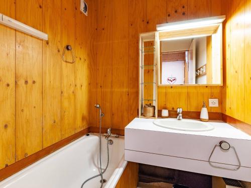 une salle de bain avec une baignoire blanche et un lavabo dans l'établissement Charmant duplex rénové 8 pers, balcon sud, Méribel - FR-1-355-236, à Les Allues
