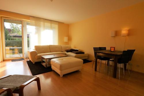a living room with a couch and a table at Ferienwohnung Schenefelder Drift in Stadt Schenefeld