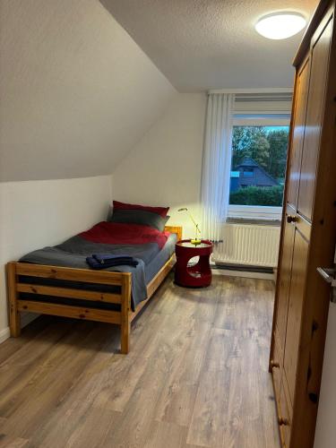 a bedroom with a bed and a window at Haus Bootsmann Süd in Wüstenei Mooräcker