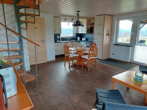 une cuisine et une salle à manger avec une table et des chaises dans l'établissement Ferienhaus Landlust - b69076, à Meschede