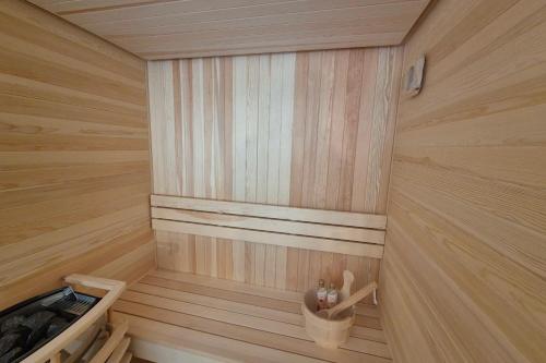 - un petit sauna en bois avec 2 poupées dans un panier dans l'établissement Découvrez ce magnifique appartement au pied des pistes à La Féclaz, à La Féclaz