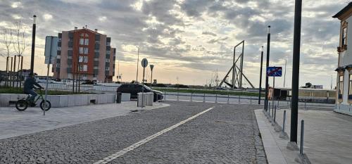 a person riding a bike on a city street at Rosa D'Aveiro in Aveiro