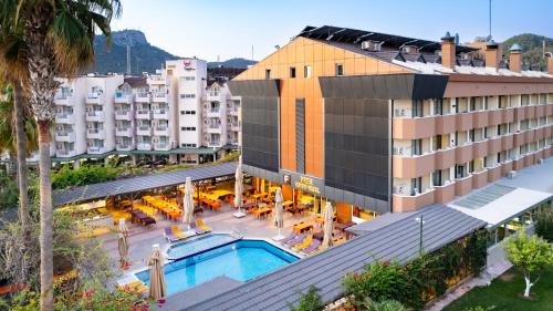 Una vista aérea de un hotel con piscina. en Fame Beach Hotel, en Kemer