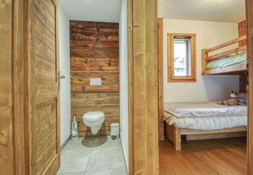 une chambre avec un lit et un lit superposé dans l'établissement Apartment Altai Chamonix, à Chamonix-Mont-Blanc