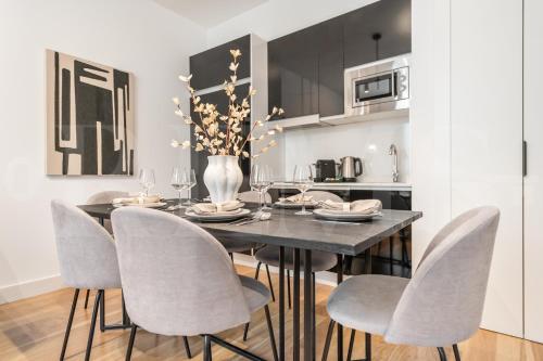 Central apartment with Picasso vibes by REMS photo 5