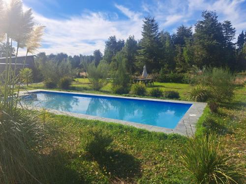 Bazén v ubytování Casa con Piscina y Cama elástica nebo v jeho okolí