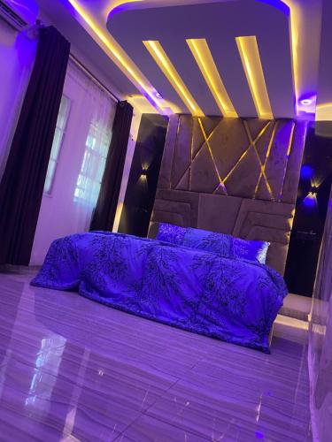 una camera viola con letto con testata di Ephpatha Apartment a Ibadan