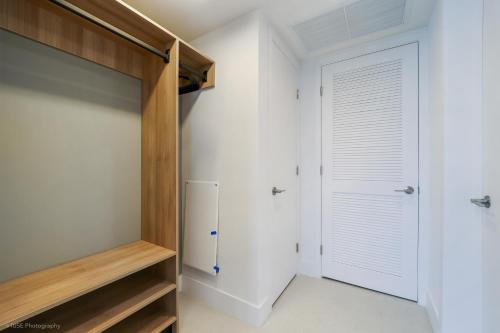 New unit 28th Floor with Unbeatable Bayside Views photo 9