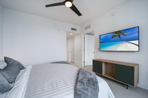 New unit 28th Floor with Unbeatable Bayside Views photo 17