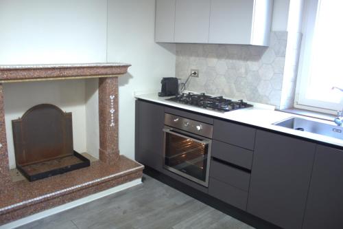a kitchen with a stove and an oven in it at Locazione Turistica Rania in Lucca