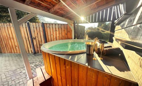 Fotografie z fotogalerie ubytování Wellness Tuin - Ultieme Partner Beleving - St Hubertus Suite met Jacuzzi ,Openhaard, Privé Hottub en Privé Sauna in Jachthut stijl v destinaci Horst