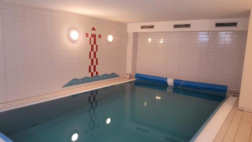 a large swimming pool in a gym with at Heimathafen in Wyk auf Föhr