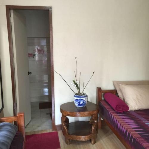 Posezení v ubytování LE-ONIE's Petunia Room at City Center