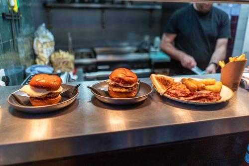 Jídlo v hostelu nebo okolí