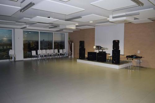 a large room with a room with tables and chairs at Blu Arena Hotel in Montecchio