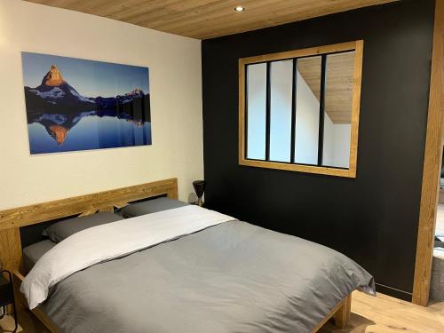 une chambre avec un lit et une fenêtre dans l'établissement Le Chevran, à Cluses