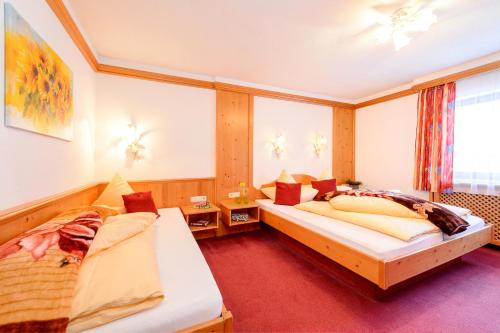 En eller flere senge i et værelse på Haus Alpenecho
