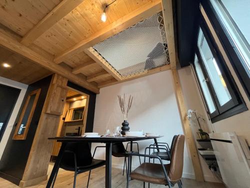 une salle à manger avec une table et des chaises dans l'établissement Le Chevran, à Cluses