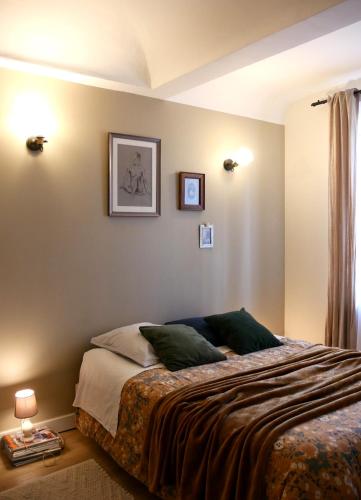 - une chambre avec un lit et des oreillers verts dans l'établissement Charmante suite indépendante en maison de village, à Loriol-sur-Drôme