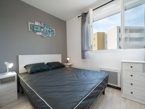 une chambre avec un grand lit et une fenêtre dans l'établissement La Dune 40 - Villa 3P6, à Sérignan