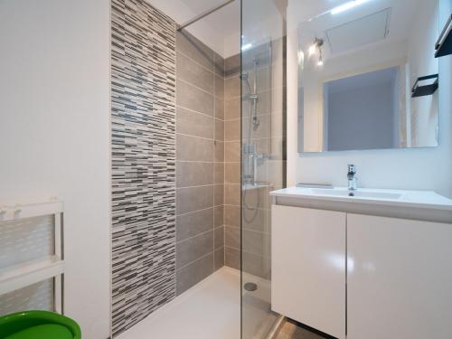 une salle de bain avec un lavabo et une douche en verre dans l'établissement La Dune 40 - Villa 3P6, à Sérignan
