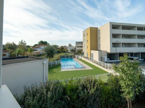 - une vue extérieure sur un bâtiment avec une piscine dans l'établissement La Dune 40 - Villa 3P6, à Sérignan