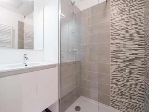 une salle de bain avec douche et lavabo dans l'établissement La Dune 44 - Villa 3P6, à Sérignan