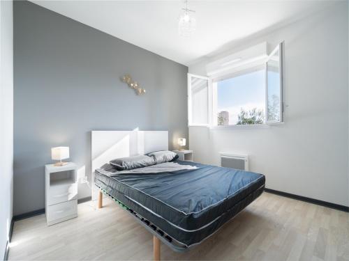 une chambre blanche avec un lit et une fenêtre dans l'établissement La Dune 32 - Villa 2P4, à Sérignan