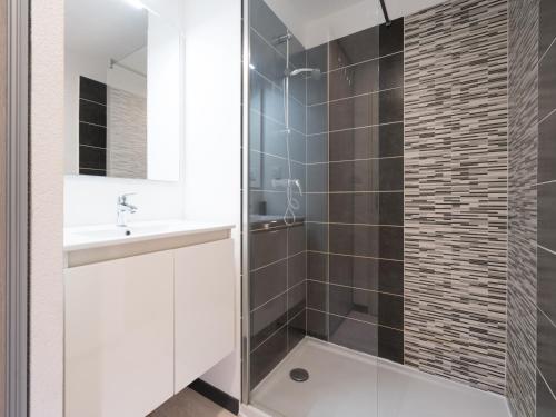 une salle de bain avec une douche en verre et un lavabo dans l'établissement La Dune 32 - Villa 2P4, à Sérignan