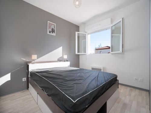 - une chambre avec un grand lit dans une pièce dotée d'une fenêtre dans l'établissement La Dune 22 - Villa 2P4, à Sérignan